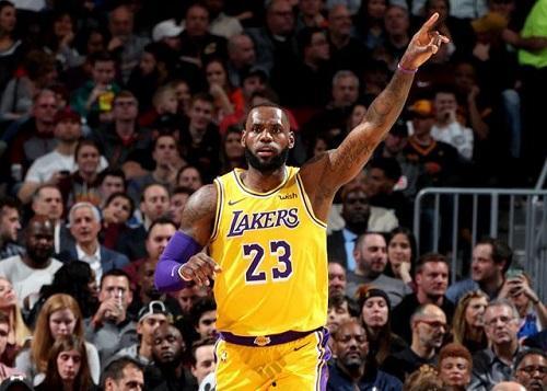 詹姆斯爆料回家视频播放,揭秘巨星温馨家庭时光