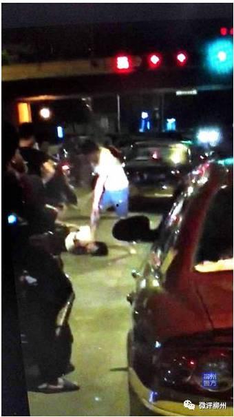 柳州打架视频在线观看,现场画面曝光，网友热议不断  第3张